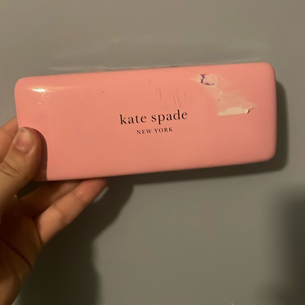 I am selling Kate Spade glasses with the glasses inside the case